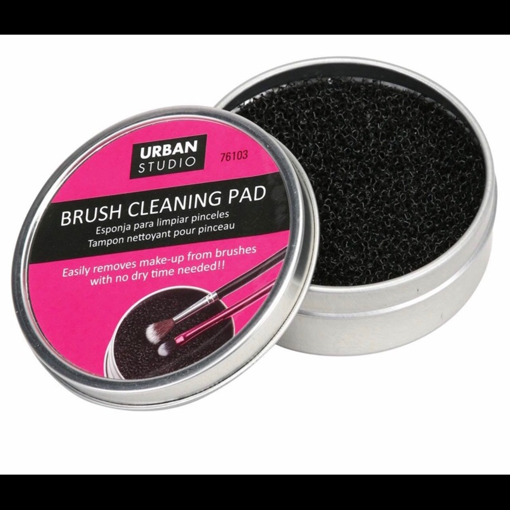 Brush cleaning pad